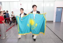Министр просвещения встретила в аэропорту казахстанских школьников, завоевших золото и три серебра в Ташкенте