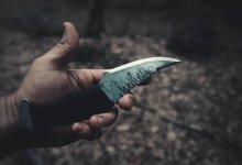 Мужчина бил ножом девушку по голове, туловищу и конечностям в России