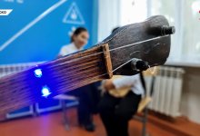 Учитель из СКО научил домбру подсвечивать ноты