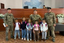 Гвардейцы в Кокшетау подарили детям рюкзаки к школе