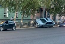 Автомобиль "залетел" на забор в Усть-Каменогорске