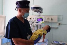 В Алматы врачи удалили опухоль, составлявшую половину веса ребенка