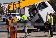 Автокран сорвался с высоты и вылетел на тротуар в Алматы