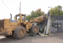 Незаконную автомойку начали сносить после восьми месяцев разбирательств в Астане (ВИДЕО)