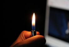 Незнакомка поднесла зажигалку к бензину и подожгла женщину во Флориде