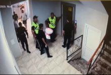 Полицейского обвинили в краже букета в Семее (ВИДЕО)