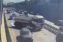 Потерянная каска привела к ДТП: водовоз врезался в ограждение в Алматы (ВИДЕО)