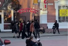 Двое мужчин устроили драку у кафе в Костанае (ВИДЕО)