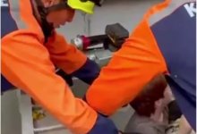 Ребенок застрял в решетке, пытаясь достать мяч в Астане