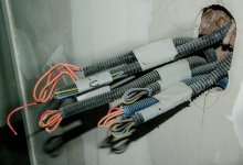 Рабочего убило током при установке оптоволокна в Актау