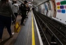 Женщина покусала прохожую у метро в Петербурге