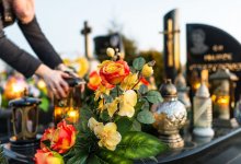 Жительница Алтая украла с могилы 96 роз, чтобы устроить фотосессию
