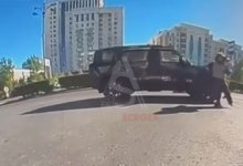 Девушку сбила машина и скрылась в Астане (ВИДЕО)