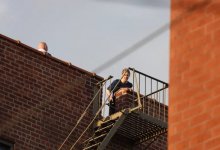 Мужчина зарезал возлюбленную в квартире, а затем прыгнул с крыши семиэтажки в Нью-Йорке