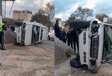 Машина перевернулась на узкой дороге у детсада в Актау (ВИДЕО)