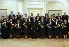 Токаев наградил орденами и медалями учителей