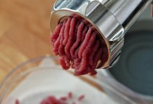 Прокрутил части тела через мясорубку: стали известны подробности двойного убийства