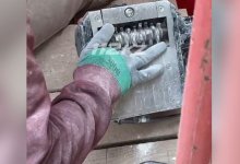 Пальцы мужчины зажало в электроинструменте в Астане