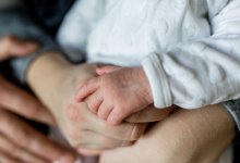 Женщина 7 месяцев не позволяет сыну лечь из-за его редкого диагноза