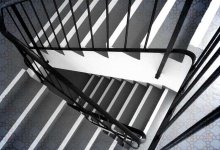 Фото спящего в подъезде подростка в Актау стало поводом для проверки