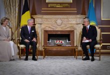 В зале прибытия аэропорта состоялась краткая беседа президента Казахстана с высокими гостями