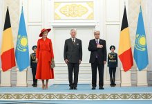 Короля Филиппа и королеву Матильду торжественно встретили в Астане