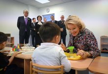 Король и королева Бельгии посетили центр реабилитации детей в Казахстане