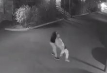 Напал со спины: убийство женщины попало на камеру в Актобе (ВИДЕО)