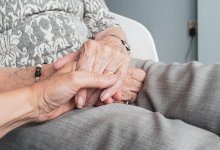 96-летняя женщина вышла замуж за 18-летнего подростка