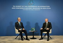 Глава государства провел встречу с президентом Азербайджана Ильхамом Алиевым