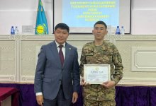 Аким Талдыкоргана наградил шестерых молодых солдат Нацгвардии