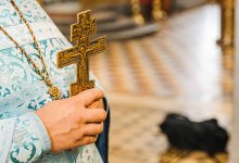В Эквадоре священник погиб после падения креста во время мессы