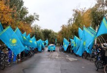 Велосипедисты с флагами Казахстана проехали по улицам Алматы в честь Дня Республики