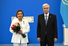 Токаев вручил казахстанцам государственные награды ко Дню Республики