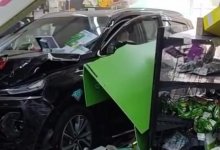 Женщина на авто въехала в магазин Fix Price под Алматы
