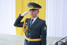 Получил погоны от Токаева: молодой офицер обучает солдат в Туркестане