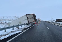 Грузовик перевернулся на трассе Алматы – Усть-Каменогорск