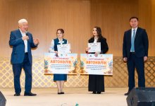 Двум учителям физики и математики вручили ключи от новых автомобилей в Национальной академии наук РК