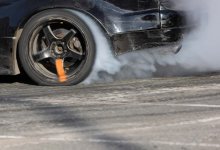Водитель BMW устроил дрифт перед акиматом в Актюбинской области (ВИДЕО)