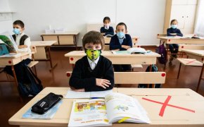 В Казахстане школьникам и студентам продлили зимние каникулы