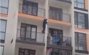 "Это человек-паук?": мужчина потушил огонь до приезда спасателей в Алматы (ВИДЕО)