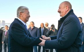 Токаев лично встретил президента Азербайджана в аэропорту Астаны