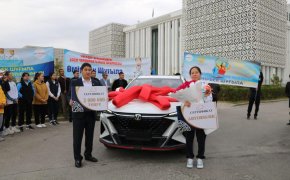 Чемпионке мира Шугыле Умирбек подарили авто в Туркестанской области