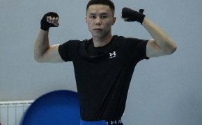 Сакен Бибосынов стартовал с победы на чемпионате мира по боксу