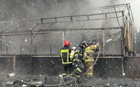 Кинотеатр загорелся в Астане из-за сильного пожара соседнего здания