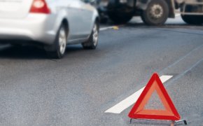 Женщина выпала из автобуса и сломала позвоночник в Алматы