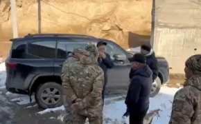 Грунт сошел с горы на навес и автомобиль в Алматинской области (ВИДЕО)