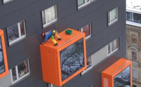 Альпинист сорвался с 9-го этажа в Астане (ВИДЕО)