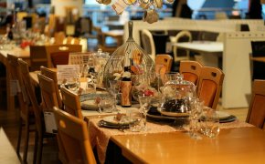 Неизвестные пришли на чужой той в Алматы и поели за их счет