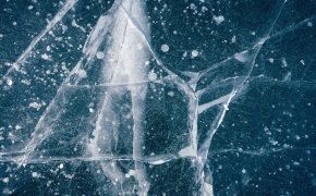 Рыбалка обернулась трагедией: под лед ушла машина с людьми в Карагандинской области (ВИДЕО)